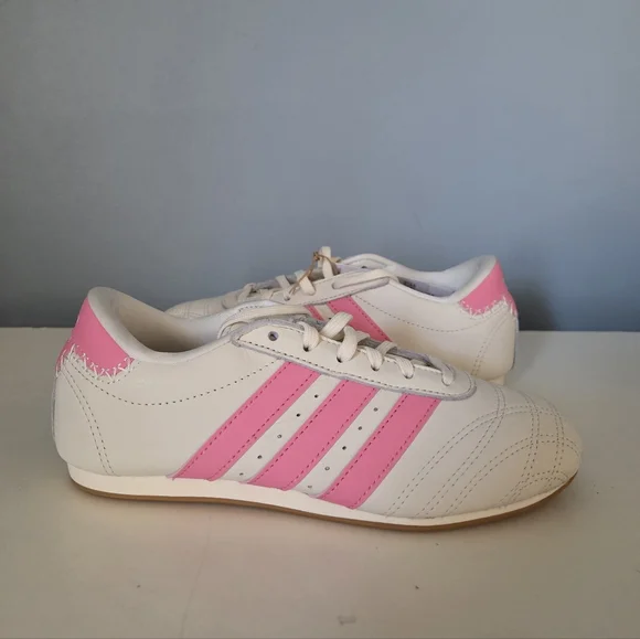 🆕️ Adidas Taekwondo LA White Sneakers with Pink Stripes size 4.5 - Picture 2 of 10